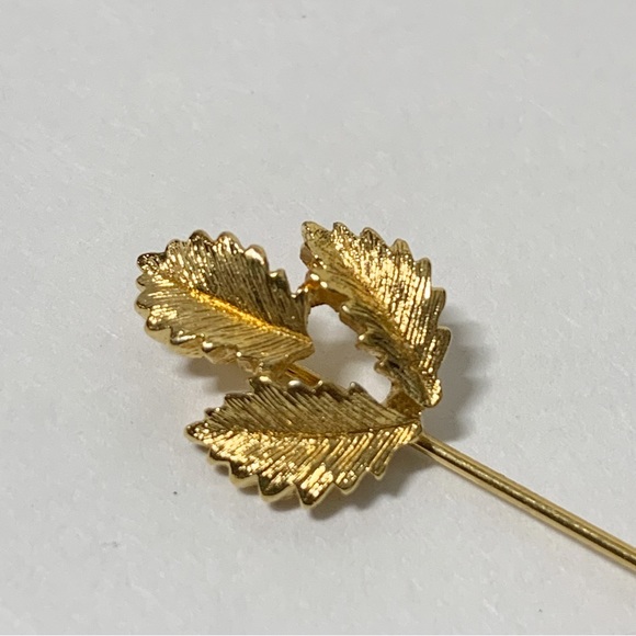 Monet vintage dainty textured gold triple leaf stick pin - Picture 5 of 6